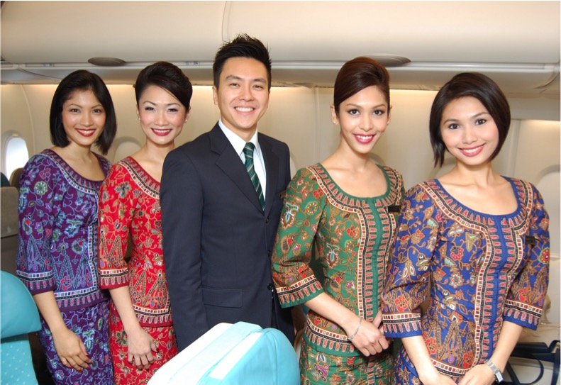 Crew von Singapore Airlines, 4 Stewardessen und 1 Steward