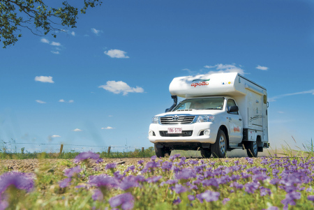 Apollo 4WD Adventure Camper vor einer Wildblumenwiese in Australien