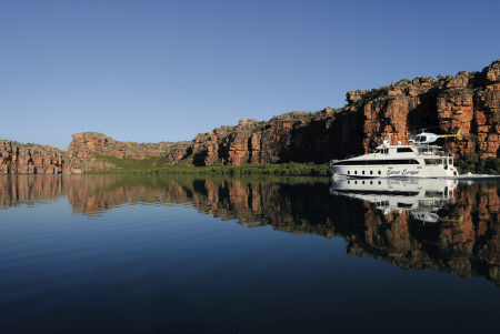 Schiff der Firma Great Escape Charter vor Felsküste in den Kimberleys, Westaustralien